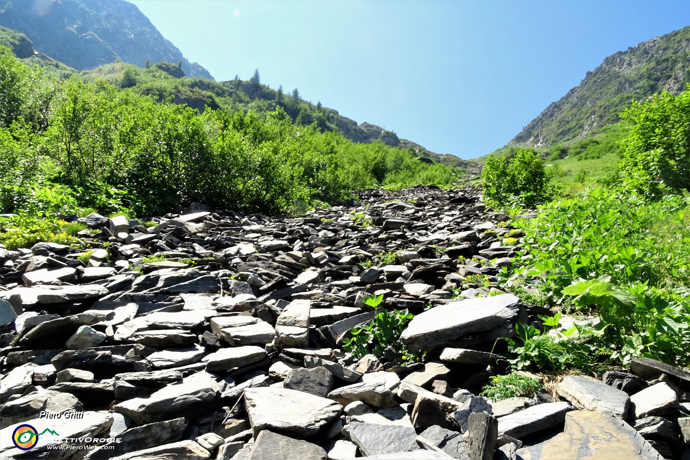 42 Salgo  il canale pietroso a dx .JPG